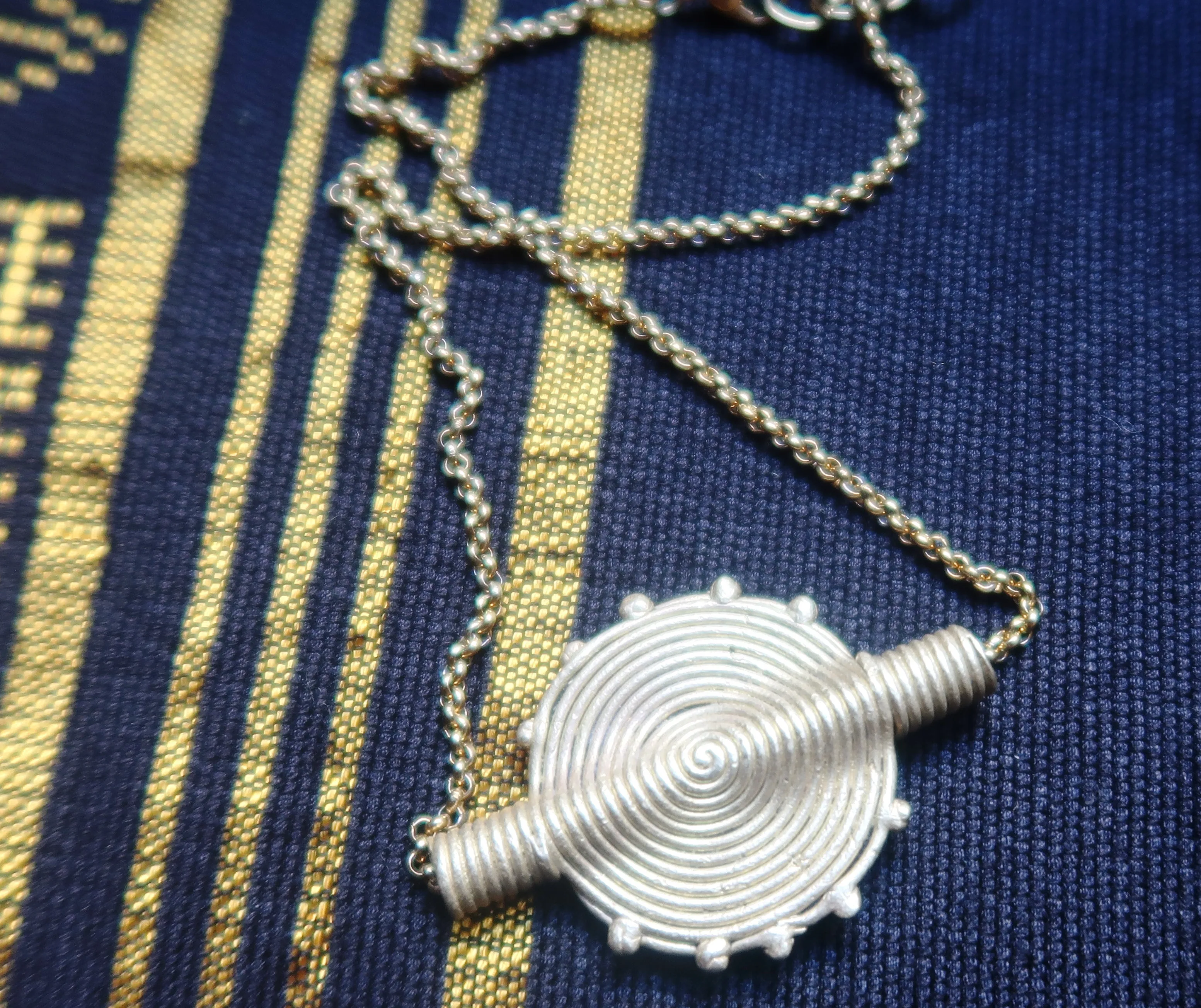 Collier Choker Poids Akan/Baoulé - Bijou Africain Traditionnel en Bronze chaîne en Acier Inoxydable