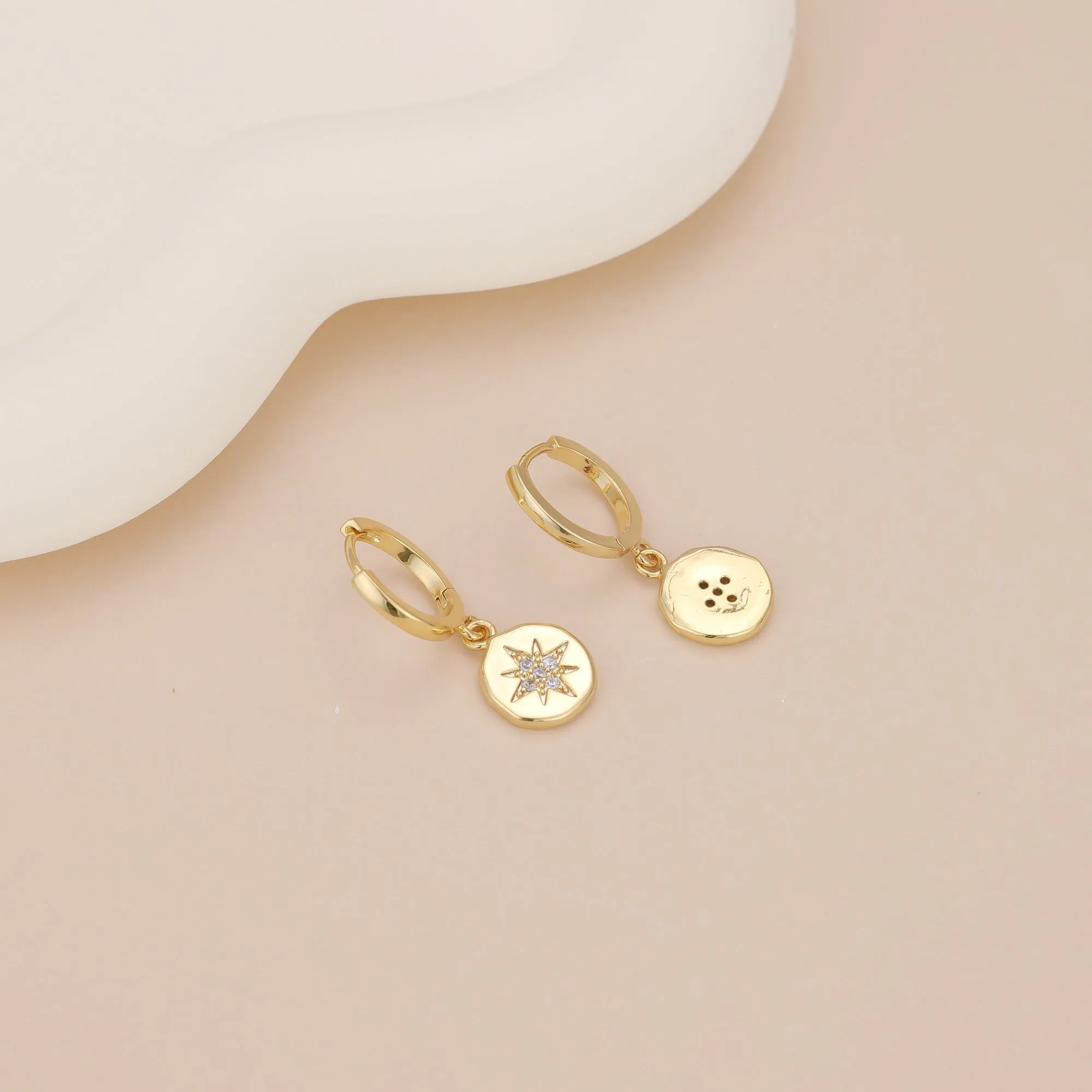 E056 gold starburst dangle earrings