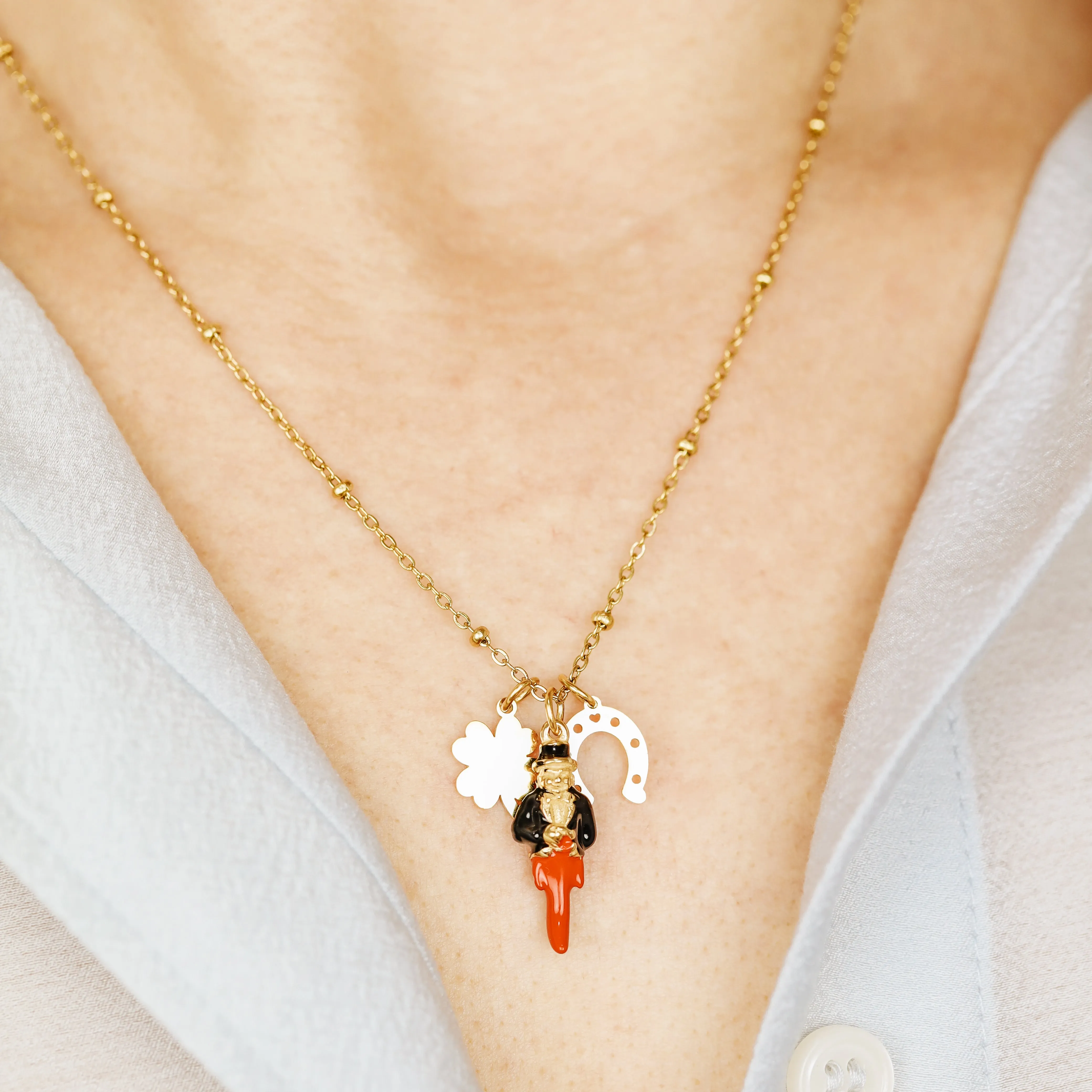 Horseshoe Clover Red Horn Necklace