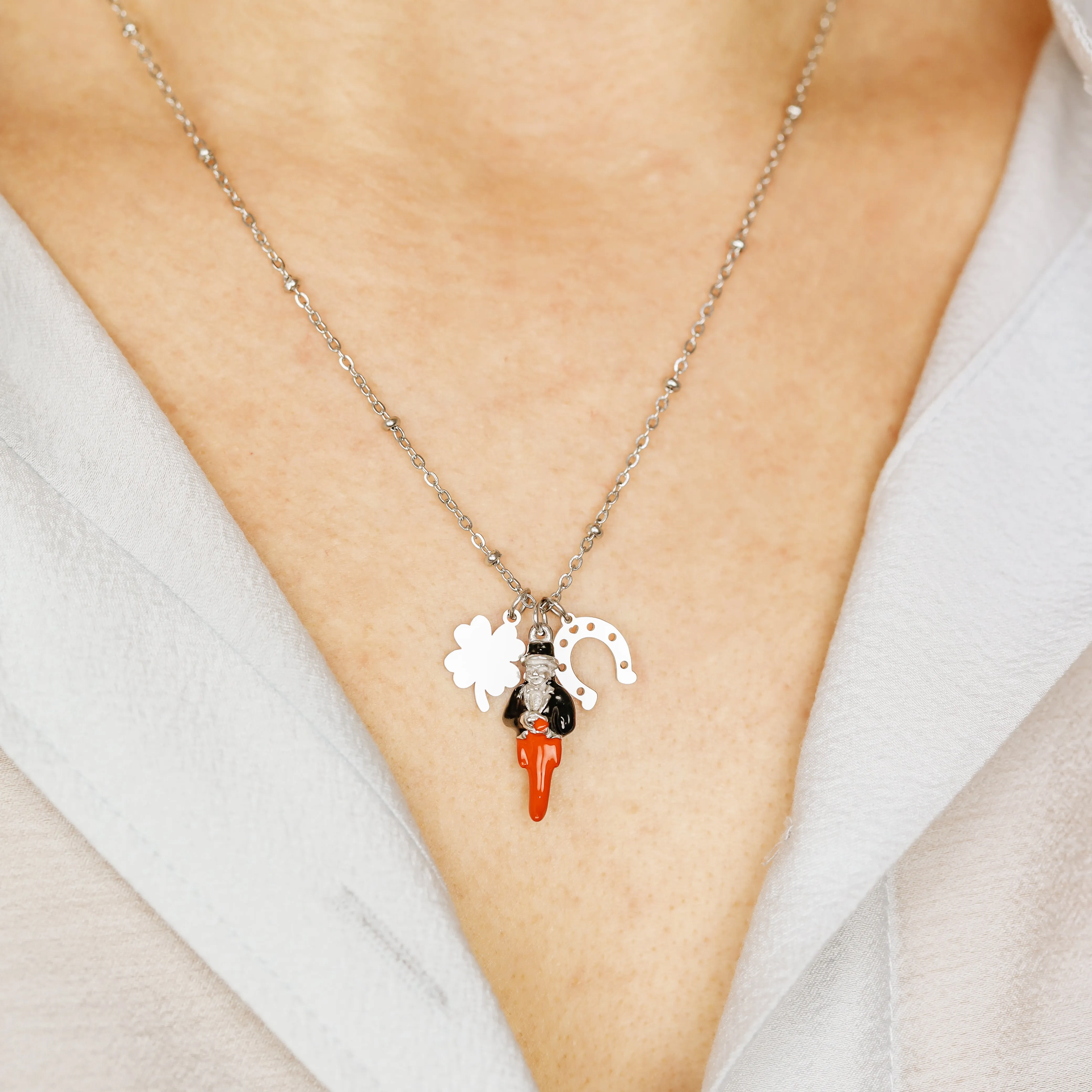 Horseshoe Clover Red Horn Necklace