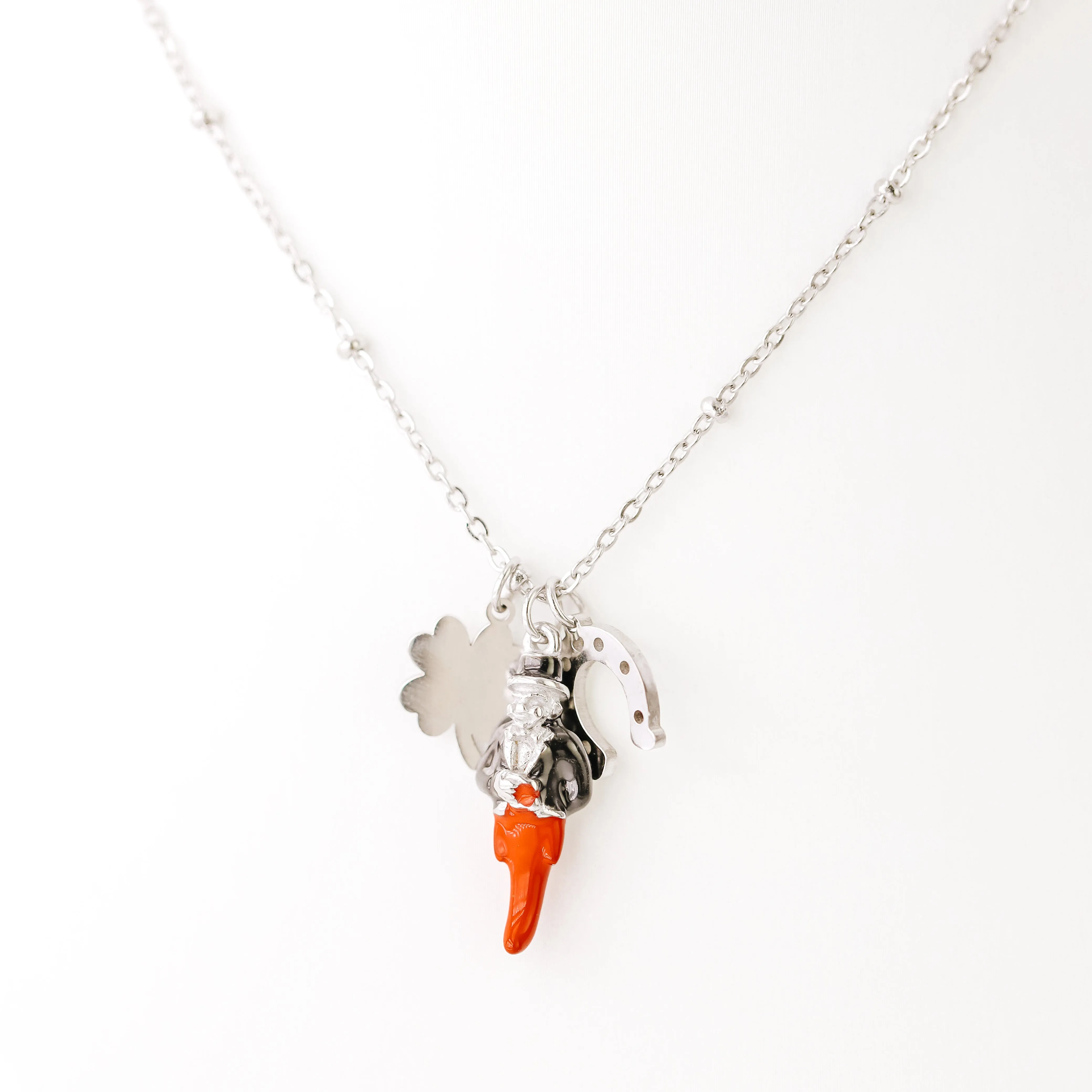 Horseshoe Clover Red Horn Necklace
