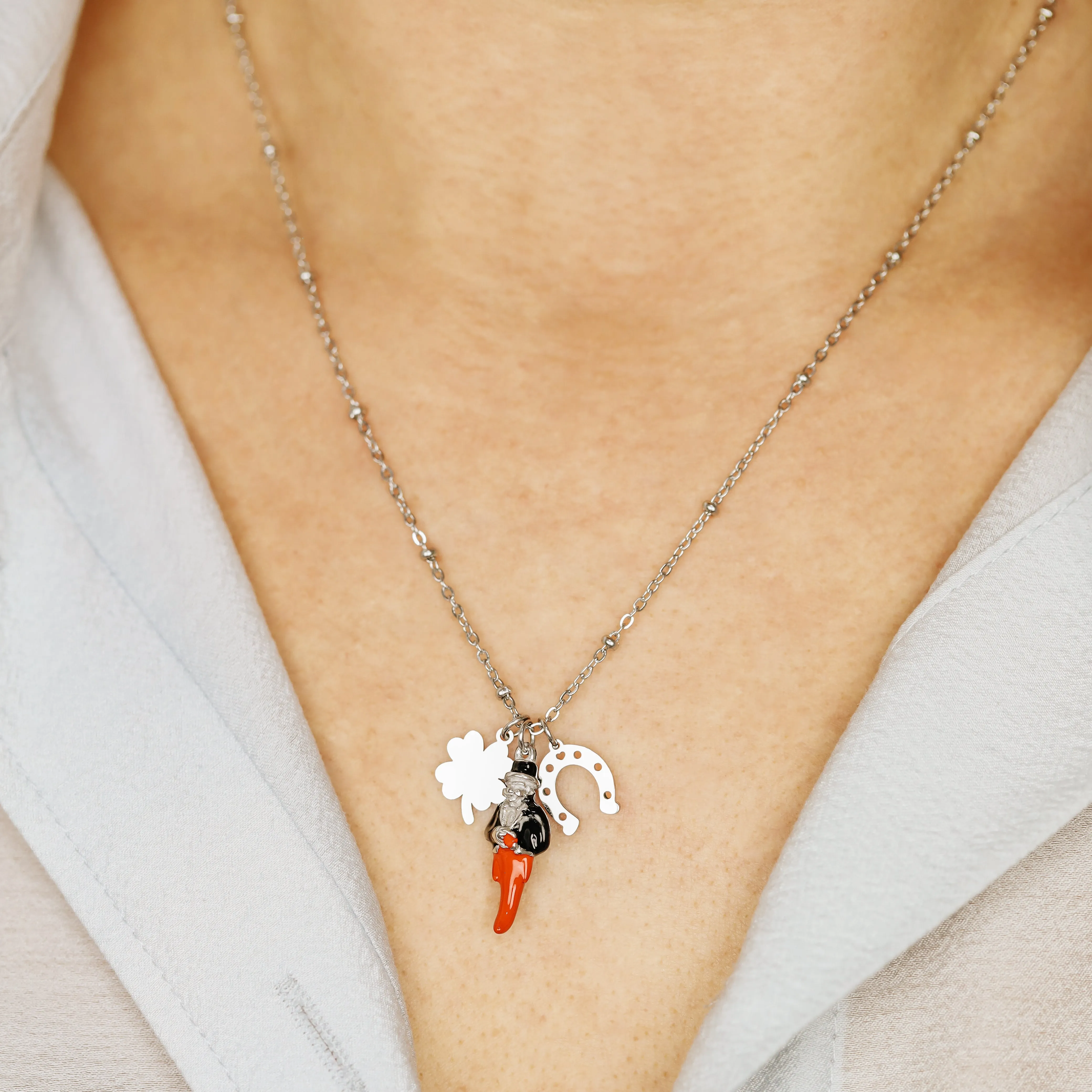 Horseshoe Clover Red Horn Necklace