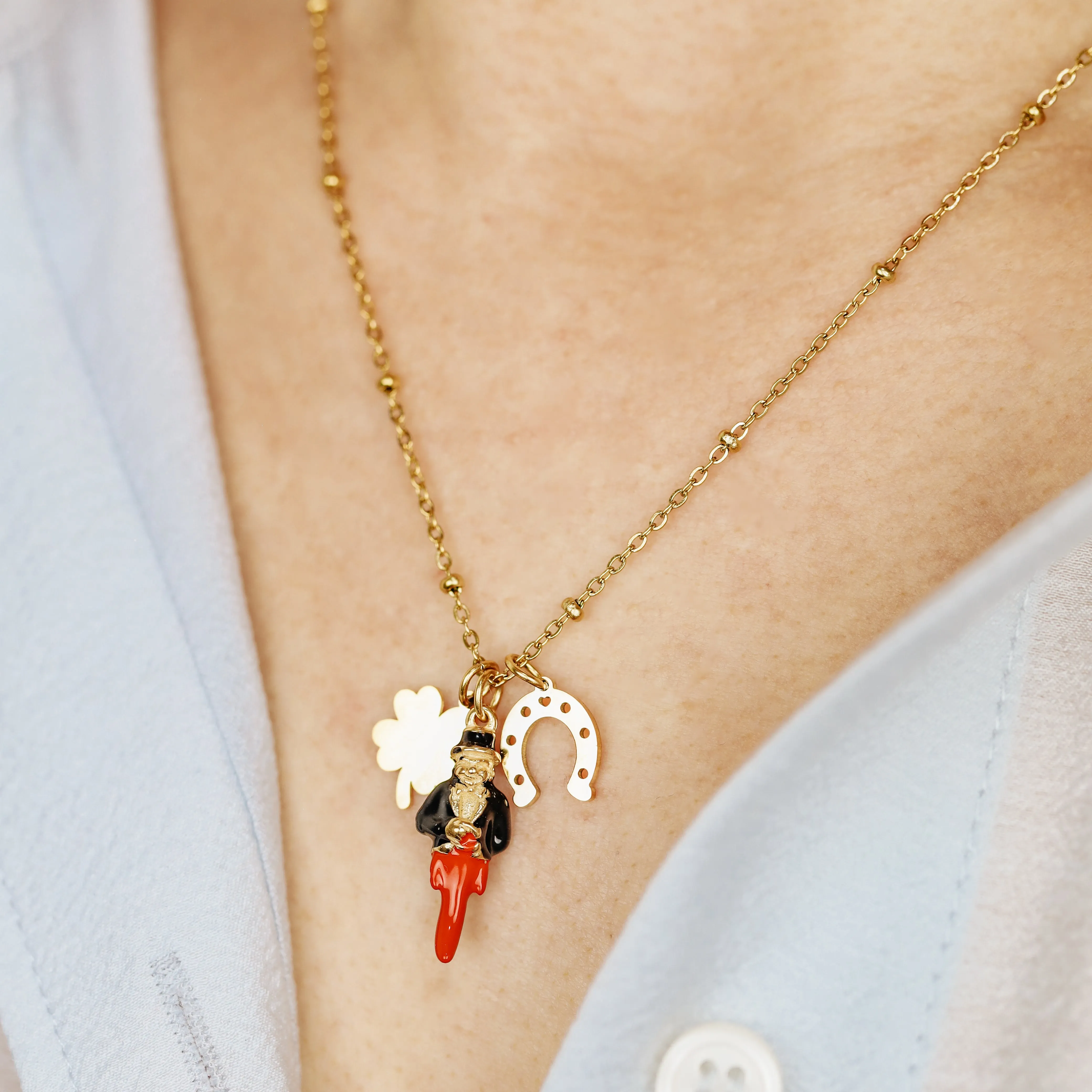 Horseshoe Clover Red Horn Necklace