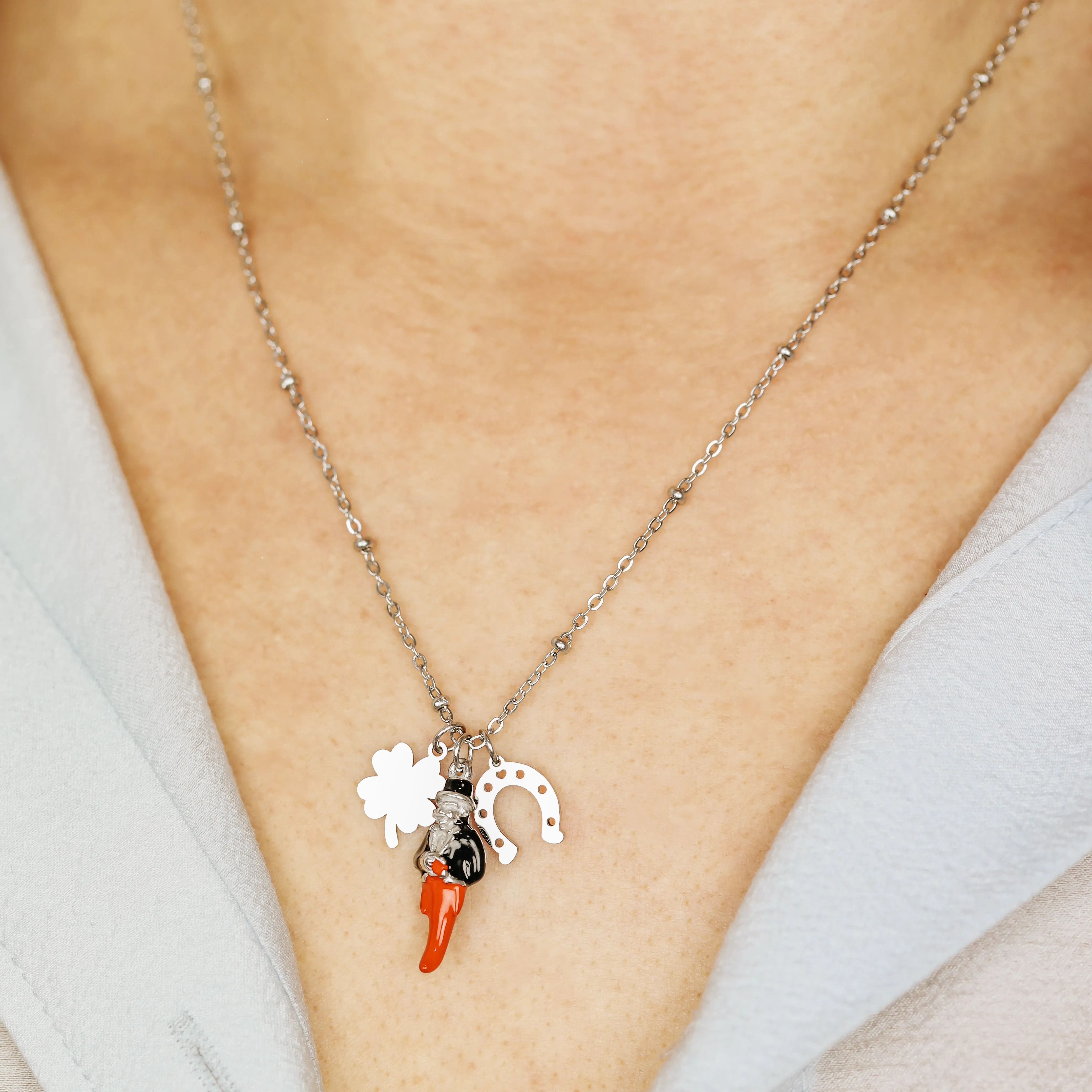Horseshoe Clover Red Horn Necklace