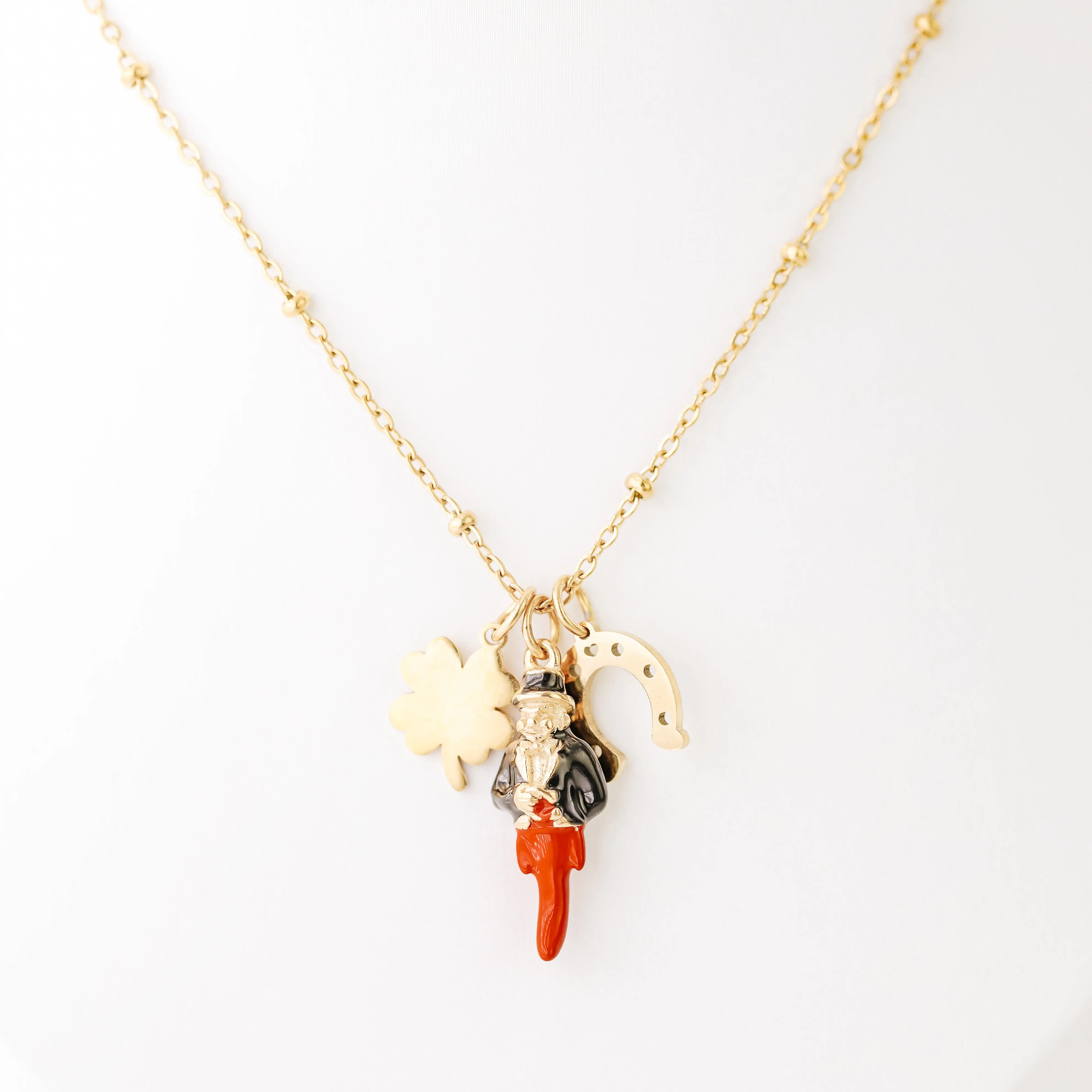 Horseshoe Clover Red Horn Necklace