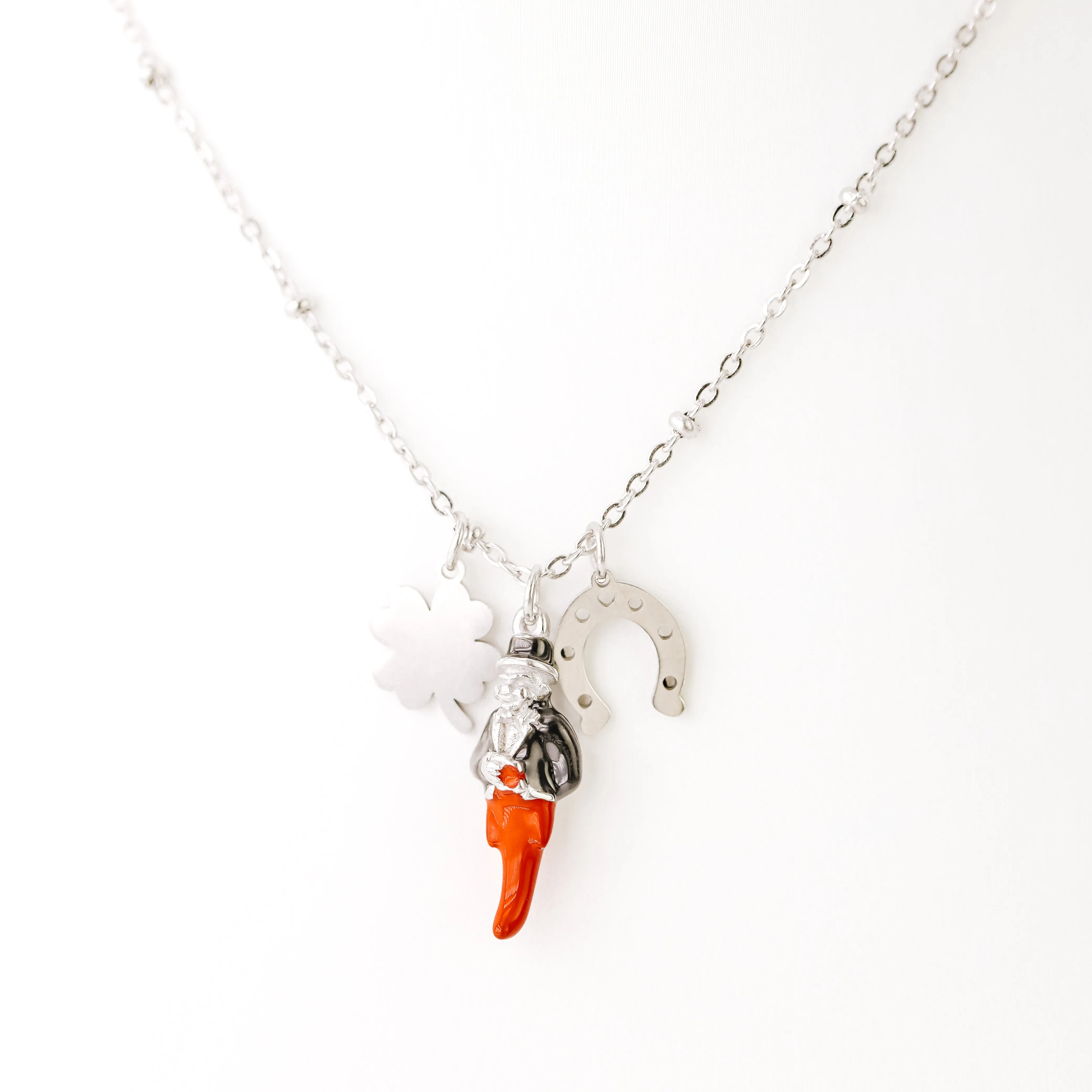 Horseshoe Clover Red Horn Necklace