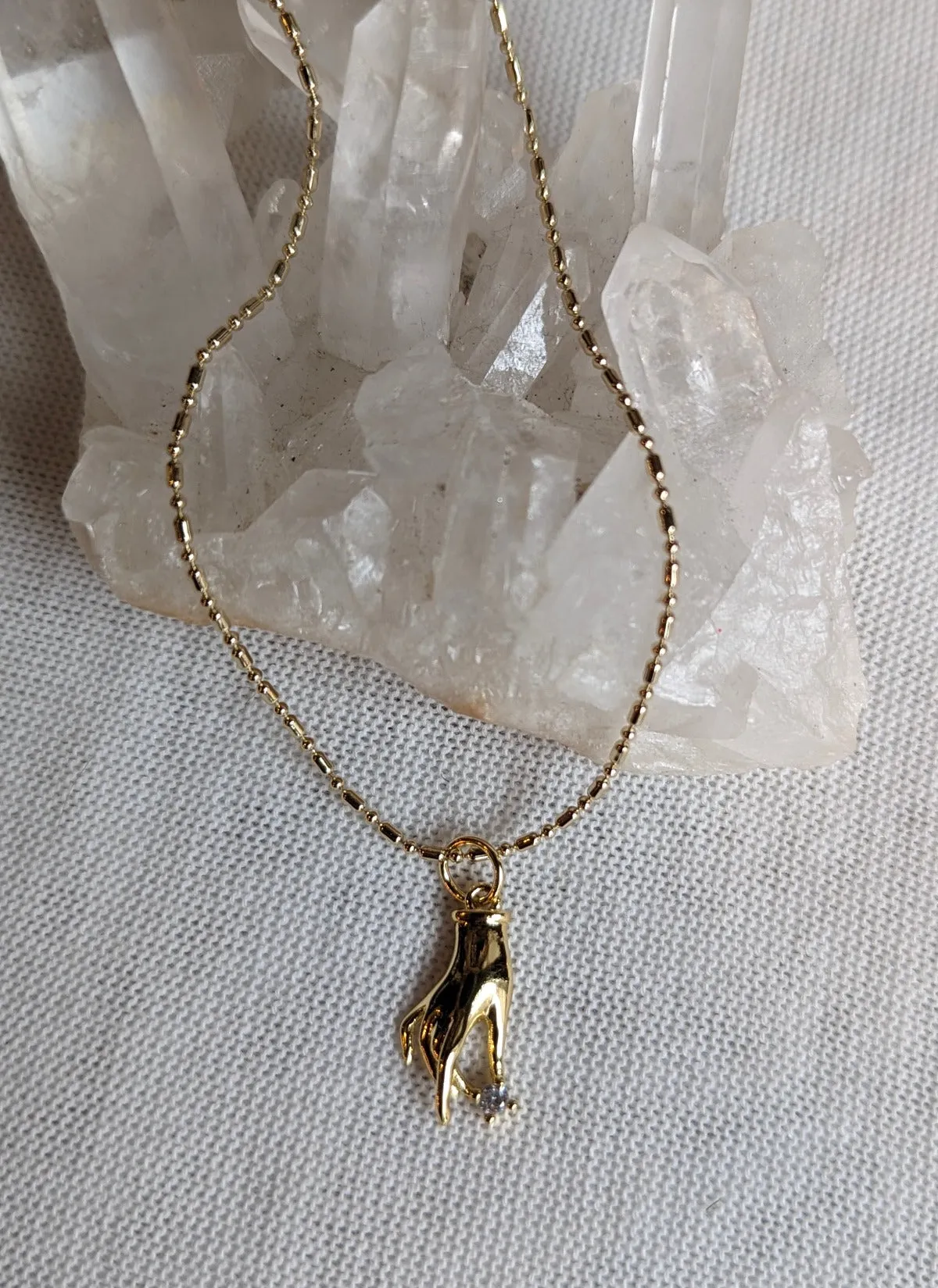 Nuance Flora Hand Necklace